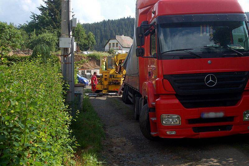 V ÚZKÝCH se ve středu ráno ocitl v Tepličce řidič kamionu, kterého navigace poslala na místní silničku. Při couvání pak návěs kamionu spadl do strouhy.