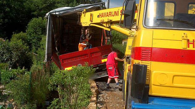 V ÚZKÝCH se ve středu ráno ocitl v Tepličce řidič kamionu, kterého navigace poslala na místní silničku. Při couvání pak návěs kamionu spadl do strouhy.