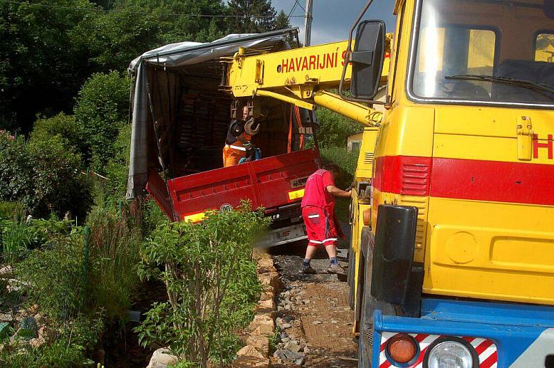 V ÚZKÝCH se ve středu ráno ocitl v Tepličce řidič kamionu, kterého navigace poslala na místní silničku. Při couvání pak návěs kamionu spadl do strouhy.