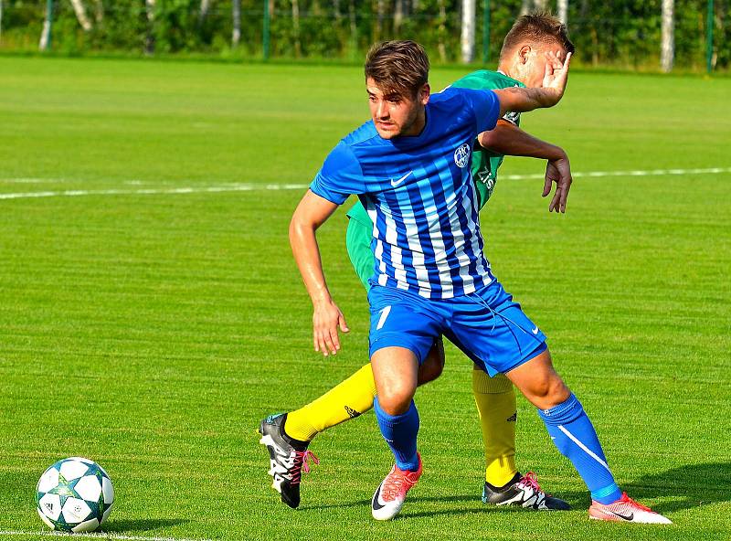 V exdivizním derby se z výhry 5:0 radovala karlovarská Slavia (v zeleném), když navíc Ostrovu (modrobílá) nedovolila skórovat.