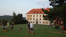 NETRADIČNÍ rozloučení s prázdninami mohli zažít ti, kteří v sobotu zavítali do zámku ve Valči. Konala se tu Netopýři noc, kdy členové Správy Chráněné krajinné oblasti Slavkovský les připravili především pro děti zajímavý program, po setmění pak všem předs