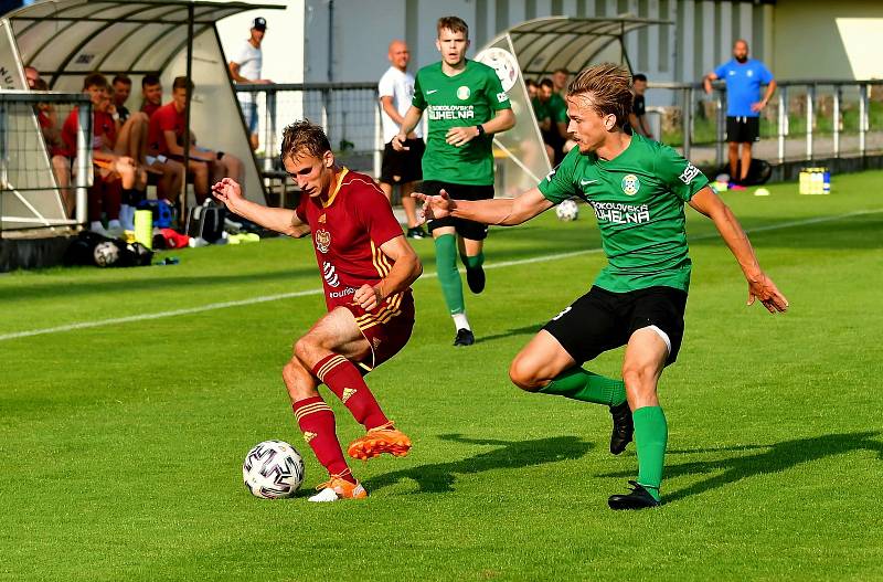 Čtyři branky museli skousnout fotbalisté Baníku Sokolov v duelu s béčkem Dukly Praha na stadionu v Blšanech.