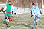 V zahajovacím utkání Zimního poháru Tj Vojkovice pokořili fotbalisté Bečova (v modrém) Vojkovice 5:4. 