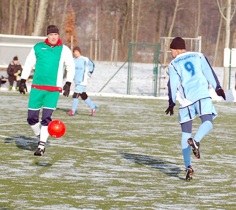 V zahajovacím utkání Zimního poháru Tj Vojkovice pokořili fotbalisté Bečova (v modrém) Vojkovice 5:4. 