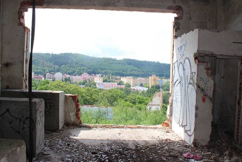 Redaktoři Deníku prošli bývalý areál pivovaru. Je plný odpadků, ale i potřeb pro narkomany. V odstavených kamionech bydlí bezdomovci.