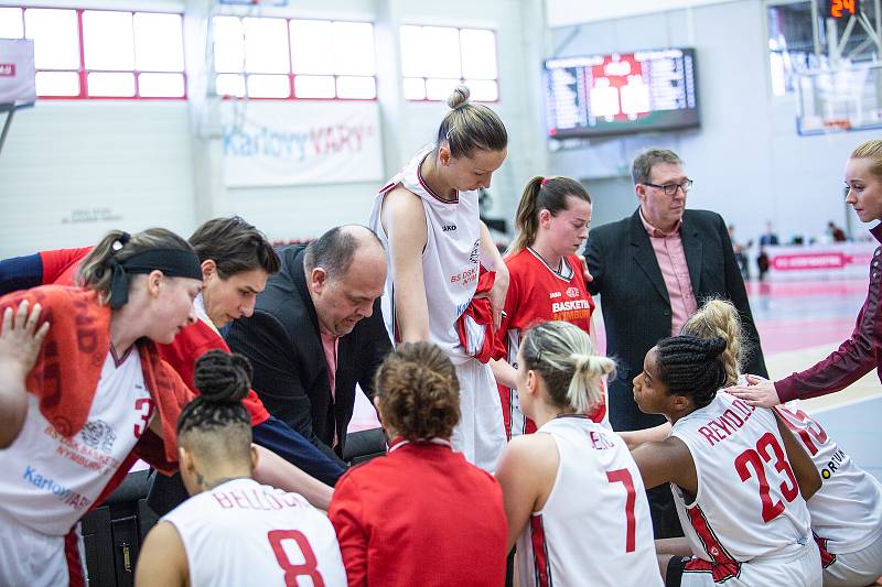 Utkání o třetí místo českého poháru v basketbalu žen, Final 4 v Karlových Varech, BS DSK Basketball Nymburk KV - BLK Slavia Praha (v červených dresech).