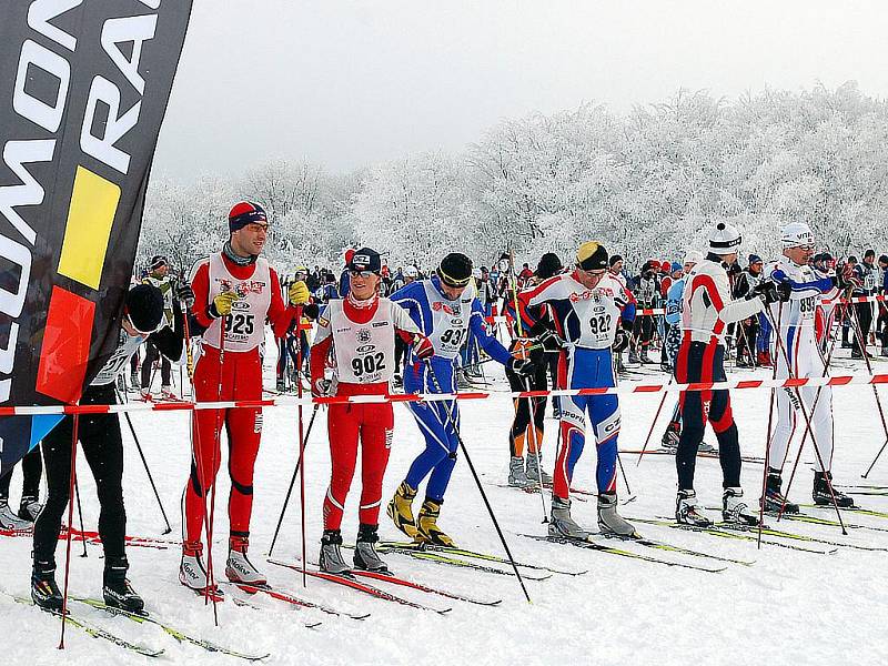 Karlův běh do bílé stopy přilákal o víkendu bezmála sedm stovek lyžařů.