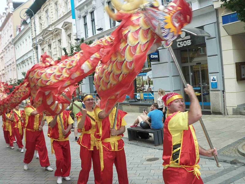 Karlovarský karneval a pestrobarevný průvod roztodivných bytostí.