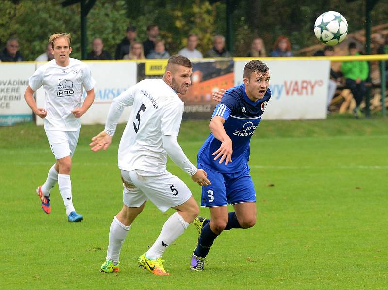 Krajské divizní derby nevyšlo hráčům Mariánských Lázní (v bílém) podle jejich představ, když museli skousnout potupnou prohru 0:6.