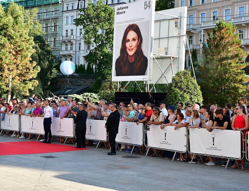 V lázeňském městě je v plném proudu 54. ročník MFF Karlovy Vary.