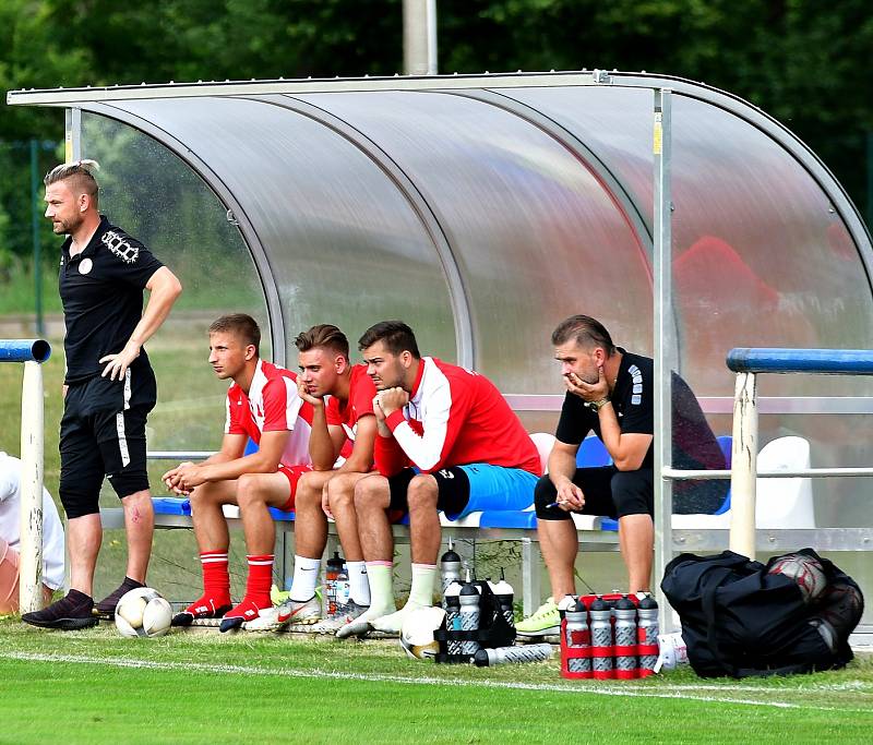 Přeštice (ve žlutém) urvaly cenný skalp třetiligové karlovarské Slavie, kterou porazily na starorolském pažitu v poměru 1:0.