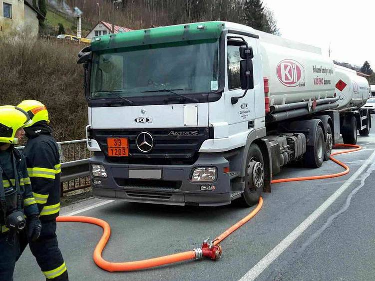 Hasiči v Horním Slavkově ochlazovali brzdy cisterny s benzinem