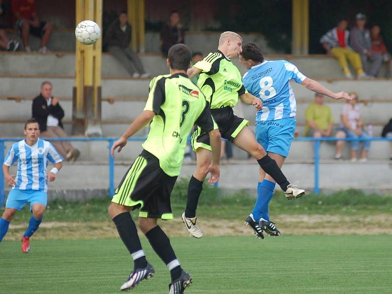 Chodov si v domácím prostředí připsal na své konto podzimní premiérové vítězství nad Českým Brodem (v modrém) 2:0.