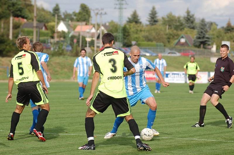 Chodov si v domácím prostředí připsal na své konto podzimní premiérové vítězství nad Českým Brodem (v modrém) 2:0.