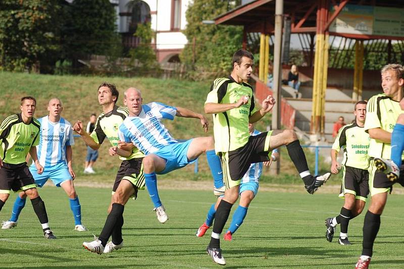 Chodov si v domácím prostředí připsal na své konto podzimní premiérové vítězství nad Českým Brodem (v modrém) 2:0.