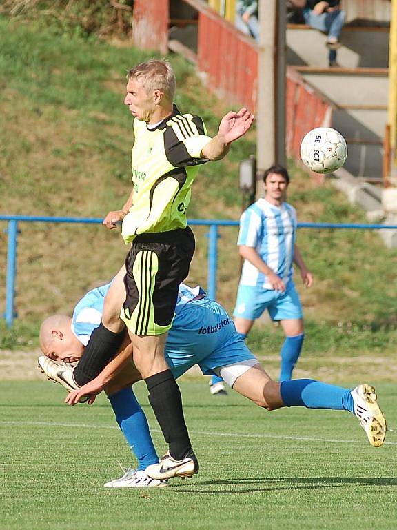 Chodov si v domácím prostředí připsal na své konto podzimní premiérové vítězství nad Českým Brodem (v modrém) 2:0.