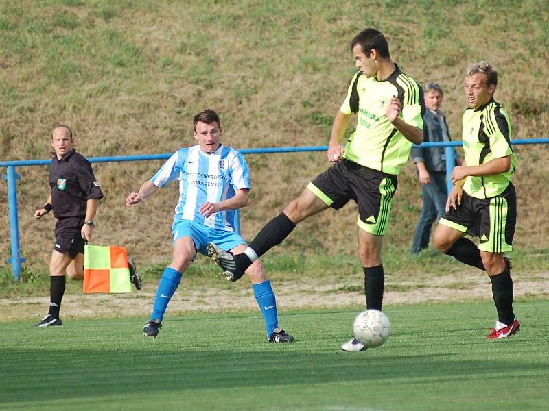 Chodov si v domácím prostředí připsal na své konto podzimní premiérové vítězství nad Českým Brodem (v modrém) 2:0.