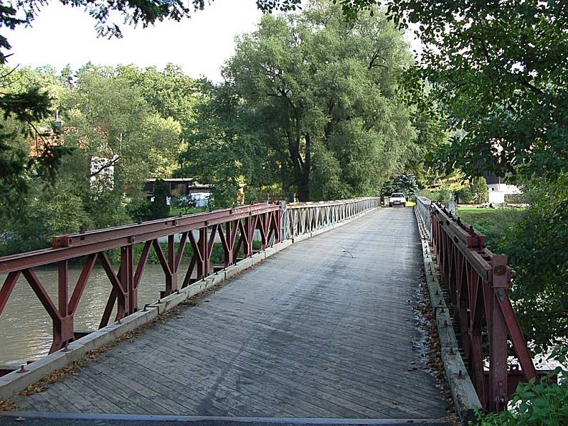 STARÝ MOST NEVYHOVUJE. Současný most v Šemnici  je jen provizorní a nevyhovuje požadovaným normám.
