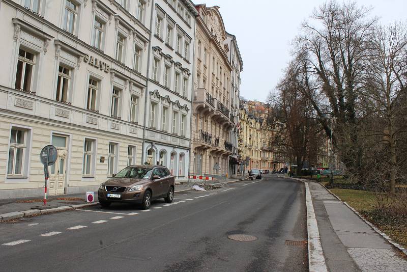 Prázdné ulice v lázeňském centru poblíž hotelu Pupp.