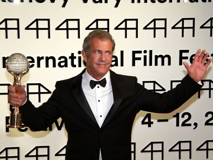 Mel Gibson v Karlových Varech převzal Křišťálový glóbus za mimořádný umělecký přínos světové kinematografii