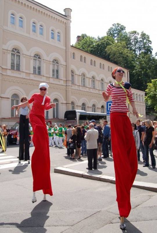 Kolombíny, obrovské loutky i umělci na chůdách. Takový byl první karlovarský karneval.