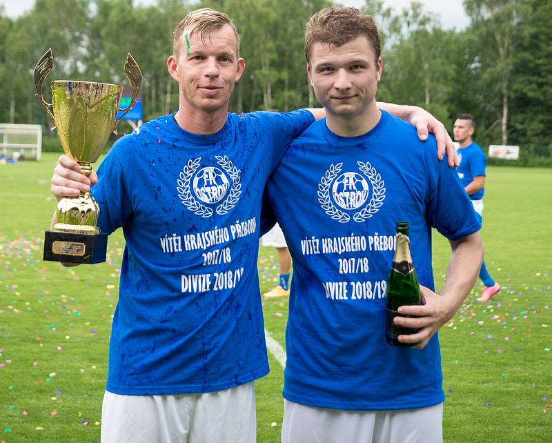 Ostrovští fotbalisté (v modrém) slavili po utkání s Královským Poříčím, které vyhráli 7:1, návrat do divizní soutěže.