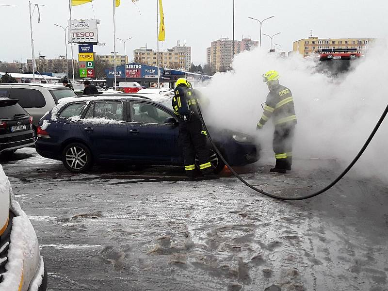 V pondělí 27. prosince 2021 zasahovaly jednotky HZS Sokolov a CHZ u požáru osobního auta u Tesca v Sokolově. Podařilo se jim požár včas uhasit a ochránit tak ostatní zaparkovaná vozidla.