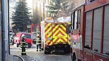 Hasiči likvidují požár bývalé Sokolovny v Kolmé ulici.