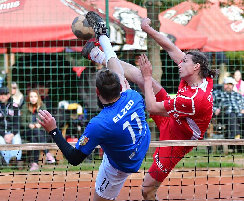 Extraligový bronz si připsali na konto nohejbalisté SK Liapor Karlovy Vary, kteří v semifinále ztroskotali na výběru Čakovic, který si tak okusí nástrahy Superfinále.