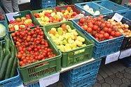 Farmářské trhy před Městskou tržnicí v Karlových Varech. Ilustrační snímek