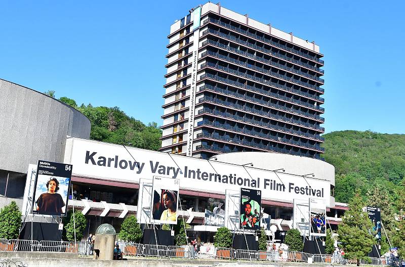 V lázeňském městě je v plném proudu 54. ročník MFF Karlovy Vary.