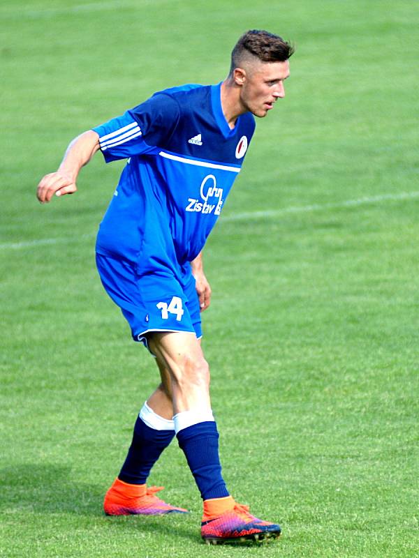 Karlovarská Slavia (v modrém) podlehla v prvním kole Mol cupu na vlastním hřišti Královo Dvoru 0:3.