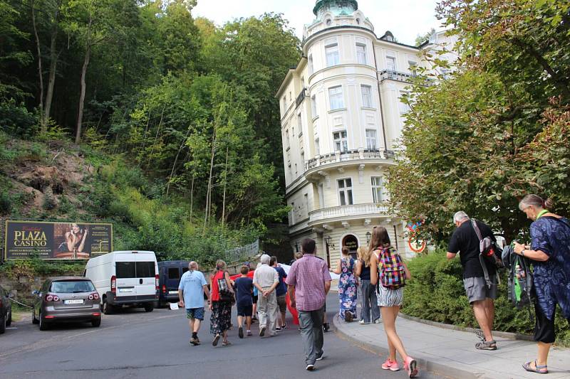 Kolem padesátky lidí se v Karlových Varech zúčastnilo vzpomínkového pochodu centrem lázní k ruskému konzulátu.