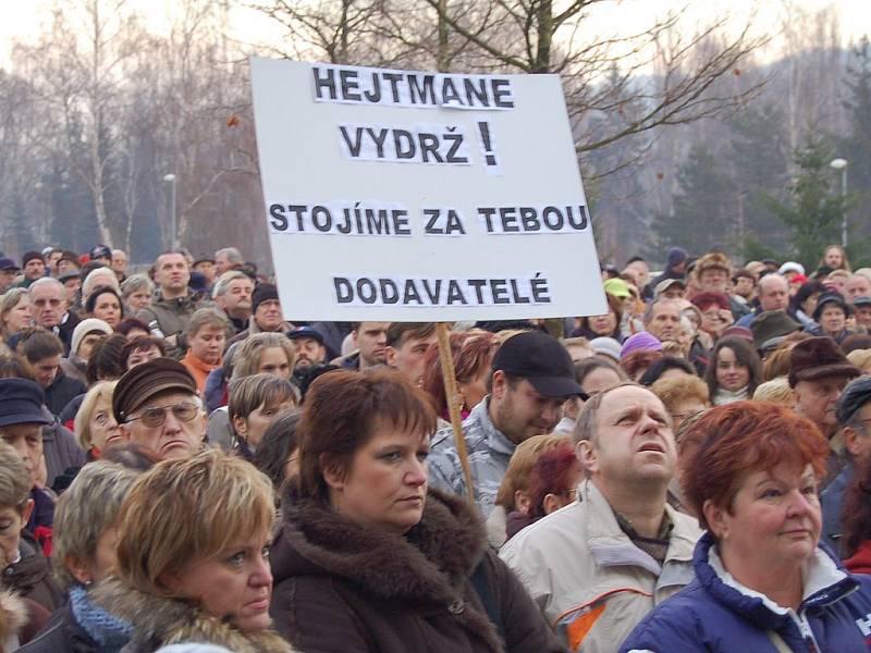 Zdravotníci si o zásobování nemocnice zdravotnickým materiálem myslí své. O podezření o možném tunelování informovali i na demonstraci formou transparentů.