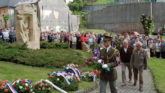 Jáchymovské peklo. V pátek a v sobotu se koná už jubilejní dvacátá pietní slavnost Jáchymovské peklo, která připomene těžký život politických vězňů.