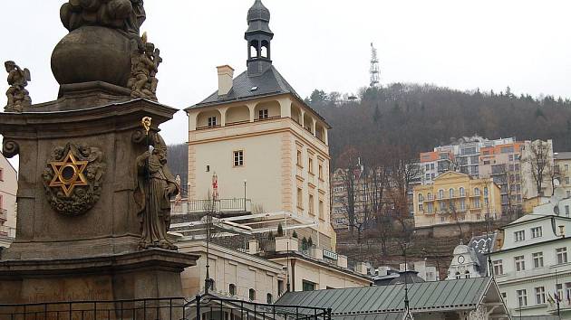 ARCHITEKTONICKÝ OMYL. Karlovy Vary se pyšní výjimečnou architekturou, kterou ovšem v poslední době narušují nevhodné novostavby. Památkáři bojovali například i s rezidenčním domem Na Vyhlídce (na snímku vpravo nahoře).