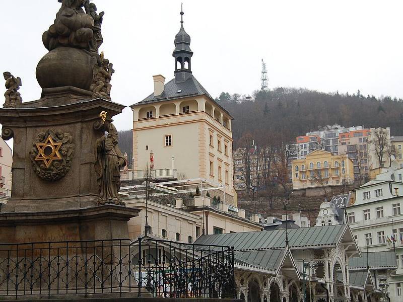 ARCHITEKTONICKÝ OMYL. Karlovy Vary se pyšní výjimečnou architekturou, kterou ovšem v poslední době narušují nevhodné novostavby. Památkáři bojovali například i s rezidenčním domem Na Vyhlídce (na snímku vpravo nahoře).