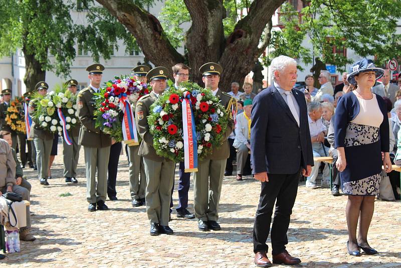 Na Jáchymovské peklo a jeho oběti přišly vzpomínat desítky lidí, jejich památku uctili u Brány ke Svobodě