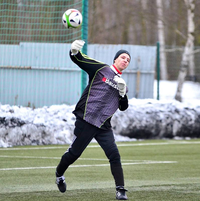 V prvním kole zimního turnaje v Ostrově si připsalo na konto cennou výhru 2:1 Královské Poříčí (v zeleném), které porazilo dorost karlovarské Slavie (v červenobílém).