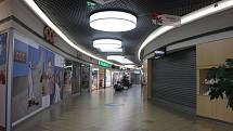Parkoviště i karlovarské hypermarkety jsou nyní téměř prázdné.