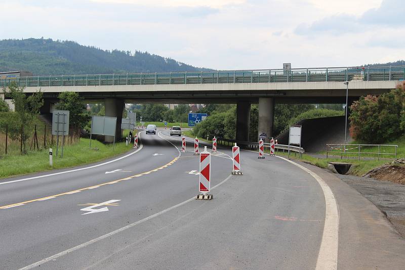 Sjezd z průtahu bude od září bezpečnější. Rampa se nyní předělává.