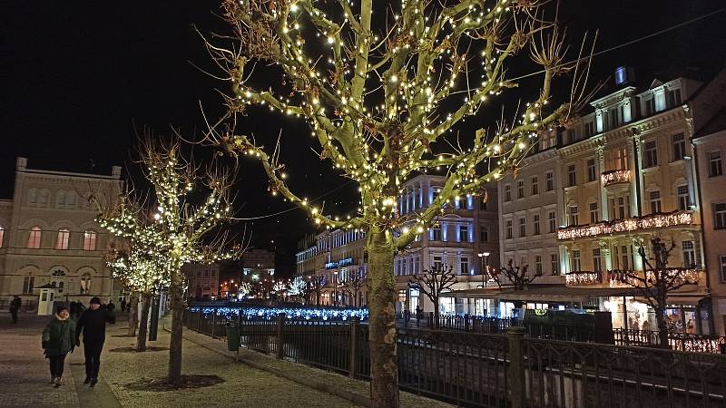 Světelně nazdobená promenáda navozuje opět adventní náladu v lázeňském centru Karlových Varů, které se musejí obejít bez vánočních trhů.