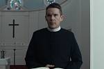 Ethan Hawke ve Varech uvede thriller Paula Schradera Zoufalství a naděje, v němž famózně ztvárnil postavu kněze procházejícího krizí víry.