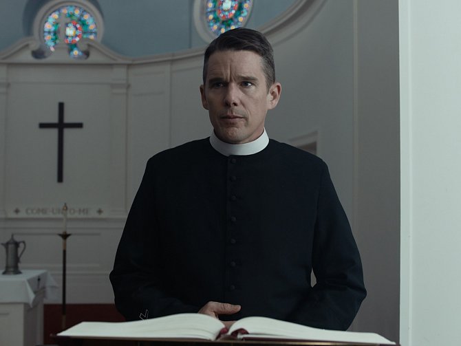 Ethan Hawke ve Varech uvede thriller Paula Schradera Zoufalství a naděje, v němž famózně ztvárnil postavu kněze procházejícího krizí víry.