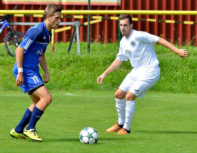 Karlovarská Slavia (v modrém) obstála v generálce, kterou vyhrála 2:0 nad Chomutovem (v bílém).