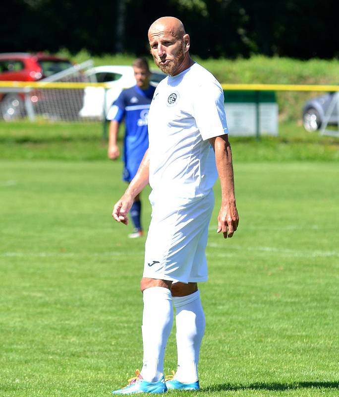 Karlovarská Slavia (v modrém) obstála v generálce, kterou vyhrála 2:0 nad Chomutovem (v bílém).