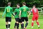 Březovská Olympie (v zeleném) si připsala na dvorském stadionu cennou výhru nad třetiligovou karlovarskou Slávií v poměru 2:1.