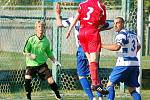 Do finále krajského poháru mužů se probojovali v penaltovém rozstřelu fotbalisté Ostrova (v pruhovaném) 6:5 na pk.