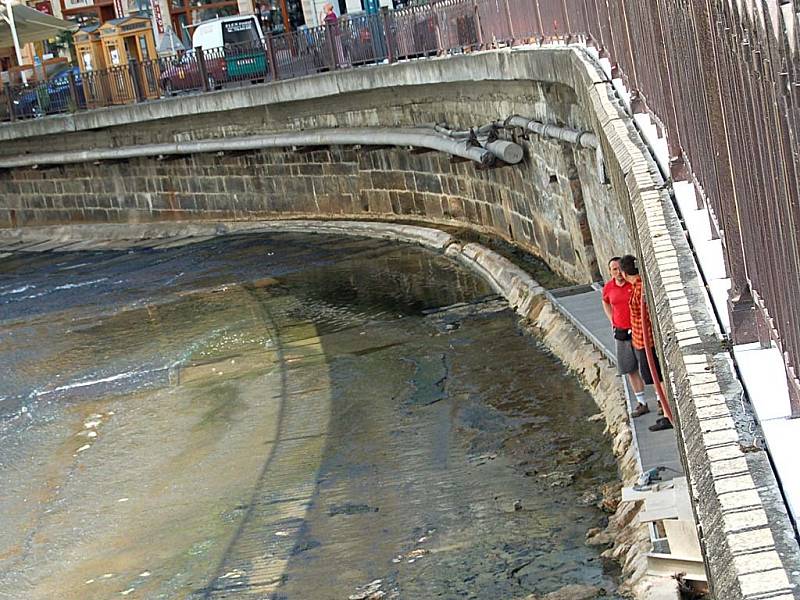 CESTA KORYTEM. Část trasy povede přímo korytem řeky Teplé. Bude patřit mezi atrakce stezky.