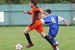 Ayin Cup. FC Buldoci (v oranžovém) vs. FK Nejdek (v modrém).